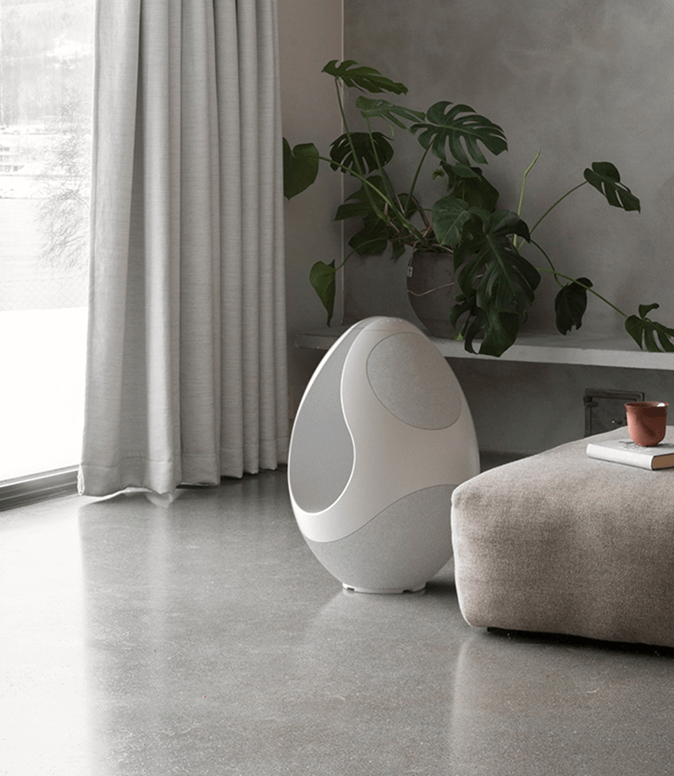 Pantheone I white speaker in daylight-filled modern living room